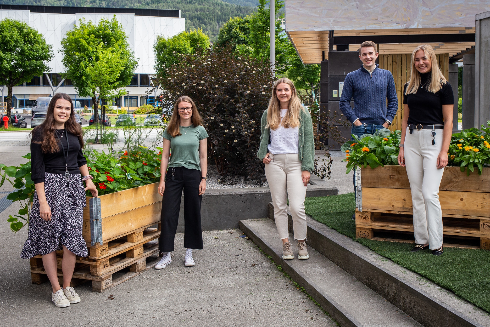 Bilde av sommervikarene 2021. Tuva Eline Eriksen Høgelid (frå venstre), Johanne Grue Reiten, Thea Sofie Bygstad, Martin Gjerde Skrede og Eirin Alvilde Nordeide